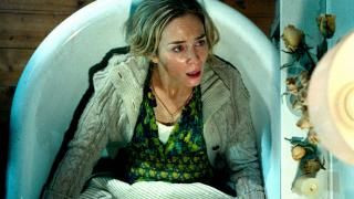 A Quiet Place Movie: En gravid kvinne sitter i et badekar og ser redd ut