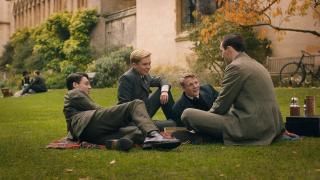Tolkieni film: Tolkien ja tema kooli sõbrad istuvad murul