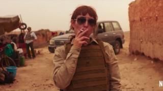 إغلاق الفيلم: سام يدخن سيجارة وهو يرتدي سترة واقية من الرصاص