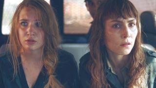Película cercana: Sam y Chloe lucen preocupados
