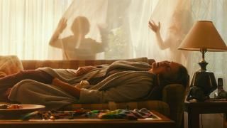 Tully Movie: Марго спи на дивана, докато две от децата й играят зад нея