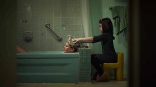 Tully Movie: Марго седи във вана и Сара си мие косата