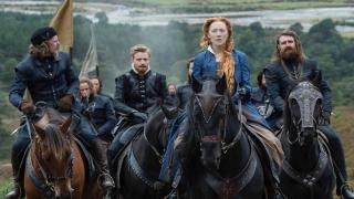 Mary Queen of Scots Movie: Mary Stuart cavalgando em um grupo pelo interior