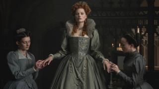 Mary Queen of Scots Movie: Queen Elizabeth com duas damas esperando