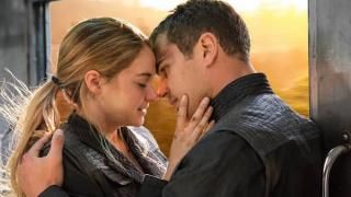 Película divergente: Tris y Four se abrazan