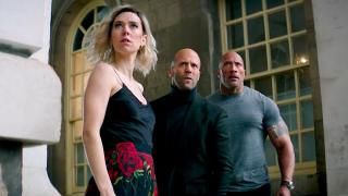 Fast & Furious Presents Hobbs & Shaw Movie: Hattie, Shaw e Hobbs em frente a um edifício