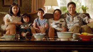 Fresh Off the Boat Τηλεοπτική εκπομπή: Η οικογένεια Huang στον καναπέ