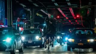 John Wick: Capítulo 3 - Película Parabellum: John Wick corre a través del tráfico en un caballo