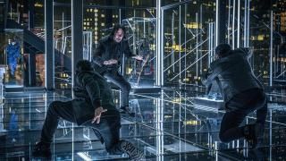 John Wick: 3. peatükk - film Parabellum: John Wick seisab klaasruumis silmitsi kahe vastasega