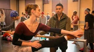 Танцова академия: Филмът за завръщане: На бара