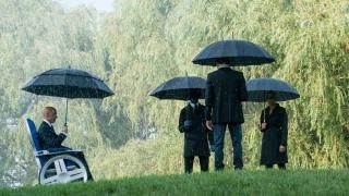 Tumeda fööniksi film: professor Charles Xavier ja veel kolm osalevad matustel vihmas