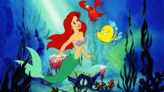 La película de La Sirenita: Ariel nada con Sebastian y Flounder