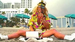 The Beach Bum-filmen: Moondog (Matthe McConaughey) sidder på stranden med en skrivemaskine