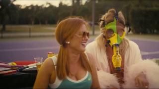 The Beach Bum-filmen: Minnie griner, mens Moondog bærer en maske