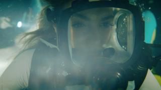 47 Meters Down Uncaged Movie: Nicole com equipamento de mergulho