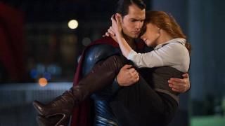 Batman v Superman: Dawn of Justice Film: Supeman bærer Lois Lane