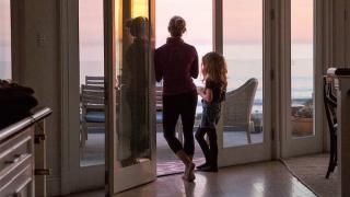Τηλεοπτική εκπομπή Big Little Lies: Η Madeline και η κόρη της στο παράθυρο