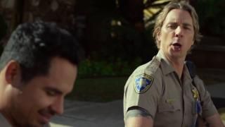 فيلم CHIPS: الضابط جون بيكر يصنع وجهًا