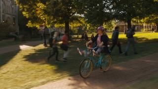 Filme Life of the Party: Deanna anda de bicicleta no campus