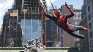 Spider-Man: Far from Home Movie: Spider-Man يلتقط صورة على هاتفه بينما يتأرجح في المدينة