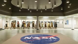 Slēpto figūru filma: Cilvēka datori staigā pa NASA galveno mītni