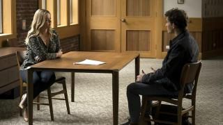 Pretty Little Liars: Perfectionists tv-serie: Alison og Dylan snakker sammen og sidder ved et skrivebord