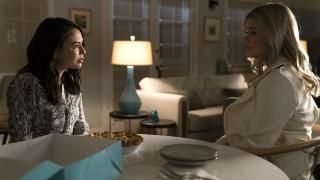 Pretty Little Liars: The Perfectionists TV Series: Alison og Mona sidder sammen i Mona
