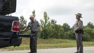 The Mule Movie: Earl Stone står over for en motorvejspatruljeofficer