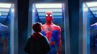 Spider-Man: Into the Spider-Verse Película: Miles Morales mira el traje de Spidey