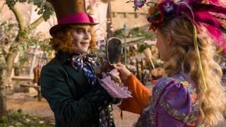 Madhatter holder et spejl op for Alice
