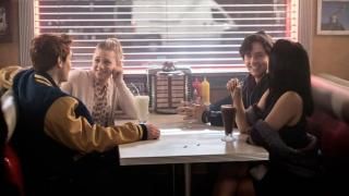 Riverdale TV Show: a turma sentada na lanchonete
