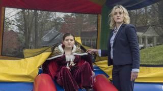 Familiefilm: Maddie kommer ud af et bounce-hus, mens Kate venter