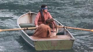 Bird Box Filmi: Majorie, Kız ve Oğlan ile gözleri bağlı bir tekneyi sıralar