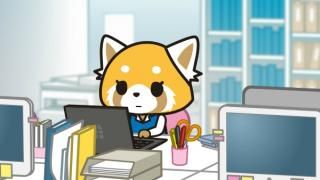Aggretsuko-serien: En animeret rød panda sidder ved et skrivebord på et kontor foran en bærbar computer og skriver roligt.