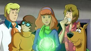 Scooby Doo! og Curse of the 13th Ghost Movie: Daphne holder en glødende kugle, mens de andre ser bekymrede ud