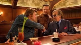 Kartą Holivudo filme: Cliffas Boothas spaudžia ranką Marvinui Schwarzui, o Rickas Daltonas žiūri į