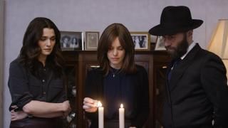 Película de desobediencia: Ronit, Esti y Dovid encendiendo velas ceremoniales