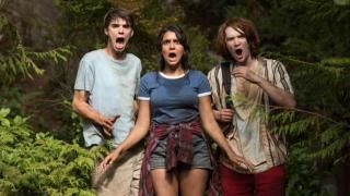 Пакетният филм: Три потни тийнейджъри в гората изглеждат шокирани