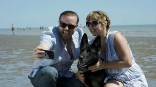 Serija After Life: Tony i Roxy na plaži