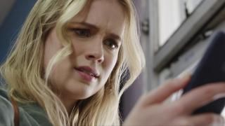 Tagaplaanifilm: Quinn Harris vaatab õudusega telefoni