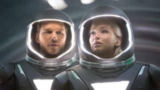 Película de pasajeros: Jim y Aurora en sus trajes espaciales