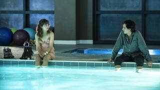 Película Five Feet Apart: Stella y Will ponen sus pies en una piscina sentados a seis pies de distancia
