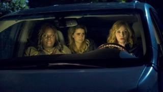 Сериал „Добри момичета“: Три жени седят през нощта в кола; и тримата изглеждат обезумели.