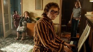 Elton John spiller klaver for sin familie i stuen