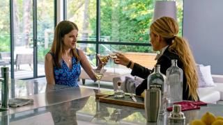 A Simple Favor Movie: Stephanie e Emily clink martinis