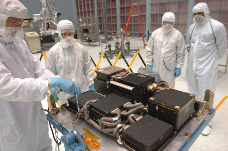 Tiedeinstrumentti sekä komento- ja tiedonkäsittely -yksikkö asennettiin Hubble -avaruusteleskoopille vuonna 2009, nähtynä täällä vähän ennen sen käynnistämistä. Jotain on mennyt pieleen tässä laitteessa, ja maan insinöörit yrittävät korjata sen. Luotto: NASA