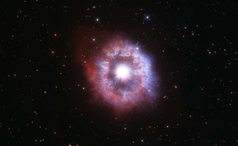 A estrela agudamente explosiva AG Carinae é cercada por enormes quantidades de gás e poeira - o suficiente para fazer 15 Sóis - visto aqui em uma imagem do Hubble comemorando seu 31º ano desde o lançamento em 1990. Crédito: NASA, ESA e STScI