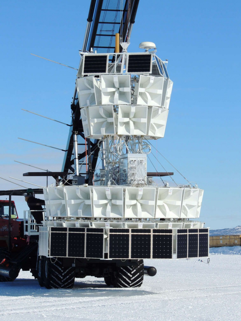El experimento ANITA consiste en una serie de antenas diseñadas para buscar ráfagas de ondas de radio emitidas cuando los neutrinos interactúan con el hielo antártico. Crédito: Drummermean