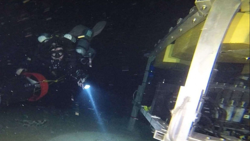 La vida que nunca supimos que existía podría estar escondida en los 'agujeros azules' de las profundidades marinas, por lo que los científicos se están sumergiendo en