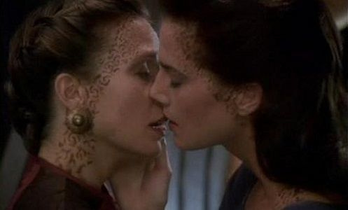 Целувка на съпругата на Jadzia